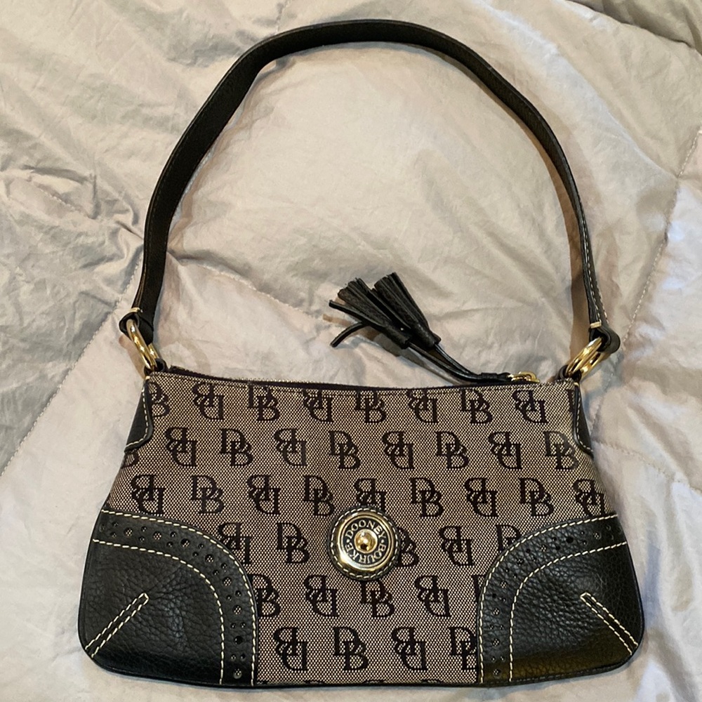 Like New Dooney & Bourke Shoulder Bag in Black Leather with light pink interior